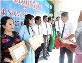 Ông Nguyễn Tiến Dũng trao giấy khen cho tập thể cá nhân có thành tích xuất sắc năm 2019