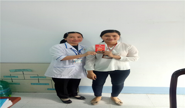 Lãnh đạo phòng KH-NV lì xì nhân viên trong dịp tết nguyên đáng 2019 