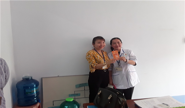 Lãnh đạo phòng KH-NV lì xì cho nhân viên trong dịp tết nguyên đáng 2019 