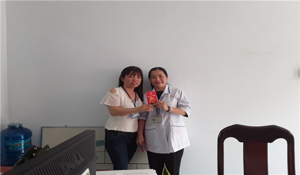 Lãnh đạo phòng KH-NV lì xì nhân viên trong dịp tết nguyên đáng 2019 